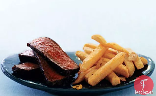 Bistec Frotado con Especias con Papas Fritas Rápidas de Ajo