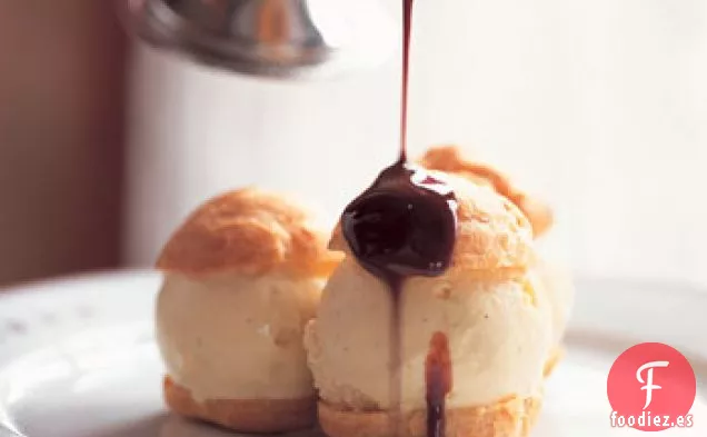 Bollos de Crema con Helado de Vainilla y Salsa de Chocolate