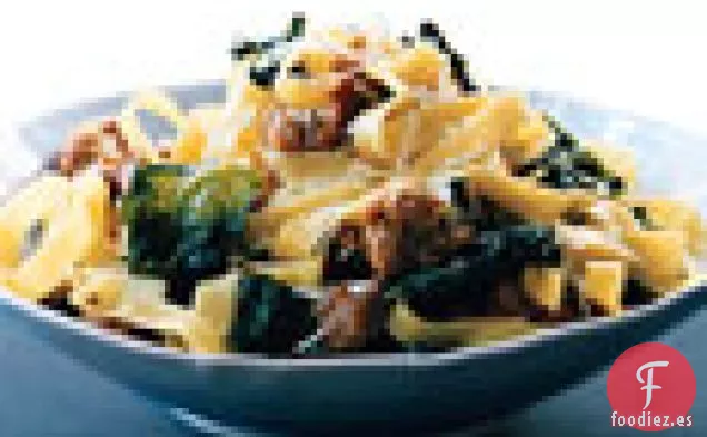 Fettuccine con Salchicha y Col Rizada