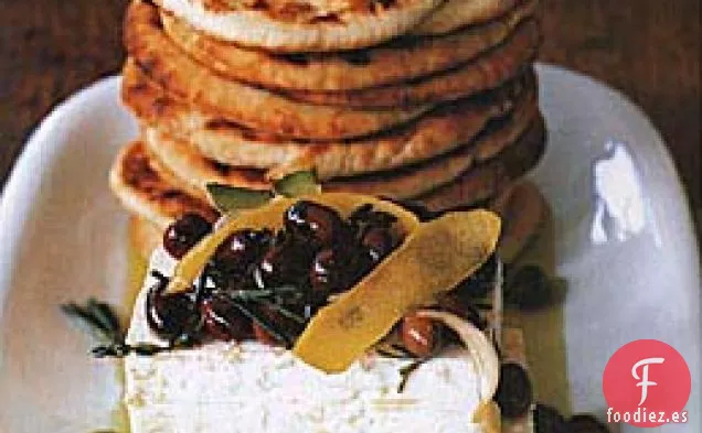 Aceitunas Feta y Niçoise Marinadas con Pitas a la Parrilla
