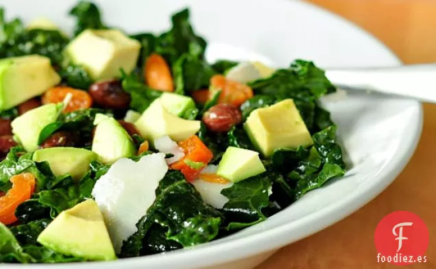 Ensalada De Col Rizada Con Albaricoques, Aguacate y Parmesano