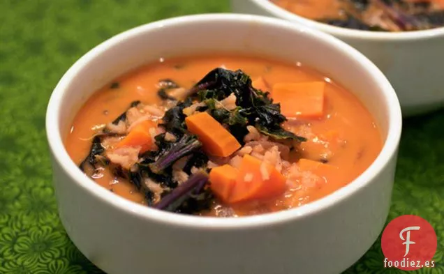 Sopa de Curry Rojo Con Arroz y Col Rizada Morada
