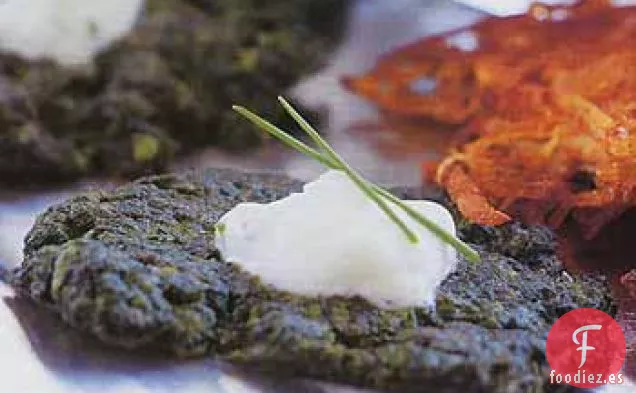 Latkes de Espinacas de Hierbas Griegas con Salsa de Yogur Feta