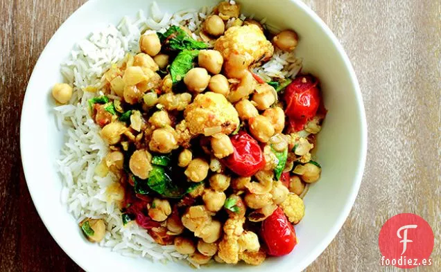 Curry de Garbanzos con Coliflor Asada y Tomates