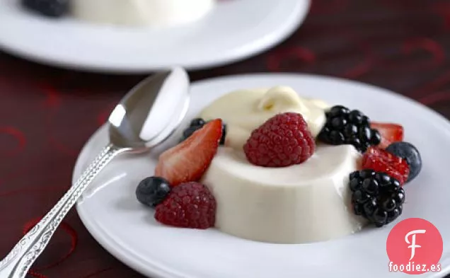 Panna Cotta de Suero de mantequilla con Bayas y Sabayon de Vainilla