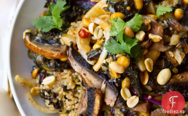 Tazón De Arroz Picante De Col Rizada Portobello De Cacahuete Con Cilantro
