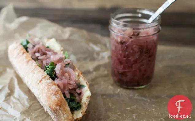 Hummus, Salsa De Cebolla Y Sándwich De Col Rizada Con Miel Y lima