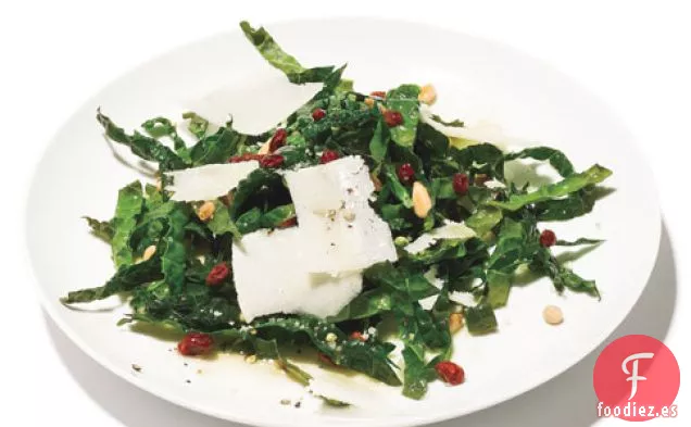 Ensalada De Col Rizada Con Piñones, Grosellas Y Parmesano