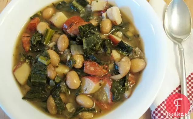 Sopa De Col Rizada Y Salchicha Abundante