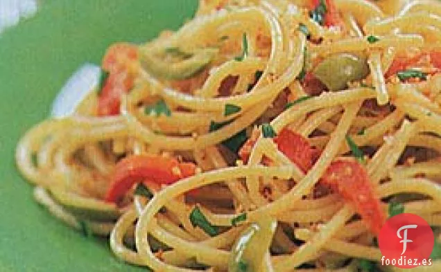 Espaguetis con Anchoas, Aceitunas y Migas de Pan Tostadas