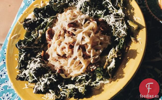 Fettuccine con Salchicha, Salvia y Ajo Crujiente