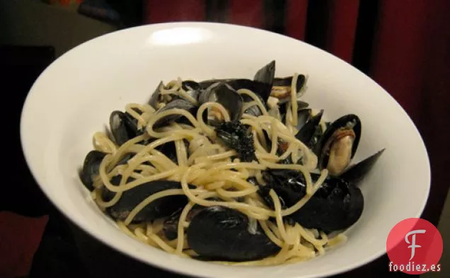 Cena de esta noche: Linguini con Mejillones y Col Rizada