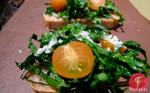 Crostini De Col Rizada Rallada Y Tomate Sungold