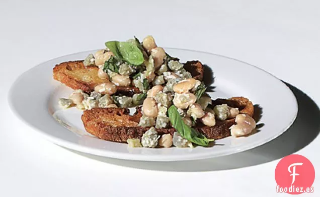 Crostini de Alcachofa y Frijoles Blancos Frescos