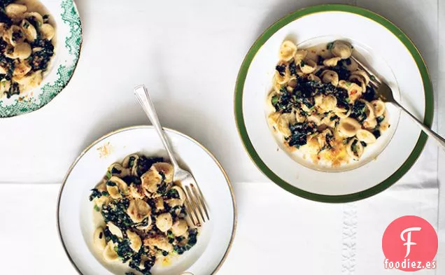 Orecchiette con Col Rizada y Migas de pan