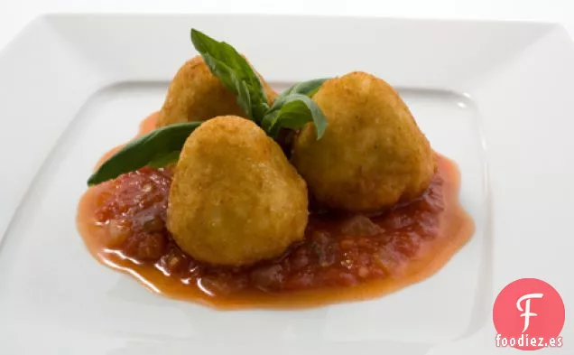 Croquetas de Risotto Rellenas de Queso con Salsa de Tomate