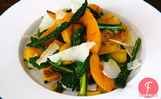 Cavolo Nero Salteado Y Raíz De Perifollo Caramelizada Con Leche De Oveja