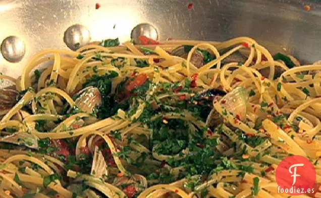 Linguini con almejas (Linguini con le Vongole)