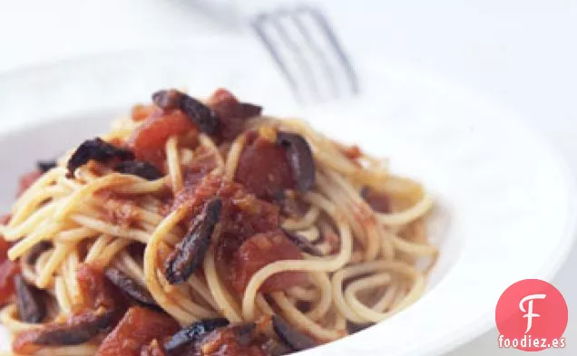 Espaguetis con Salsa Picante de Tomate y Oliva