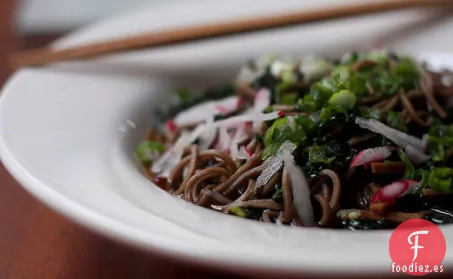 Fideos Soba Con Col Rizada, Rábanos Y Cebolletas