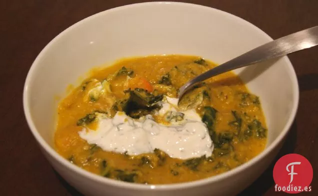 Sopa De Lentejas Al Curry Con Yogur De Cilantro