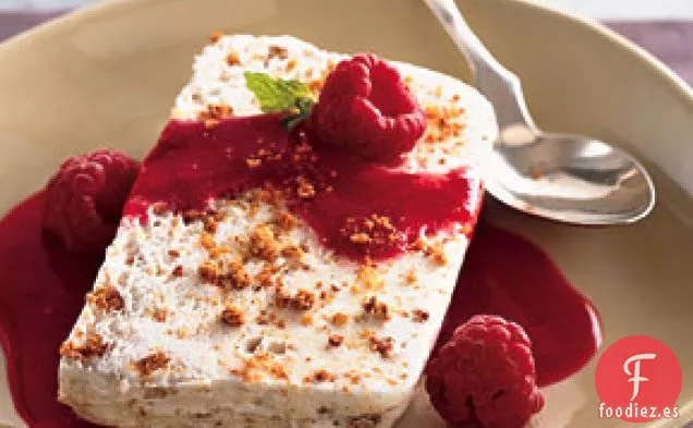 Semifreddo de Limón y Amaretti con Salsa de Frambuesa