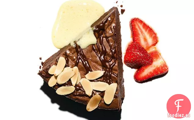 Pastel de Trufa de Chocolate con Sabayón de Naranja y Champán y Fresas