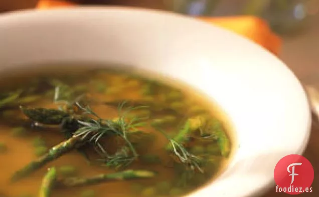 Sopa de Pollo con Espárragos, Guisantes y Eneldo