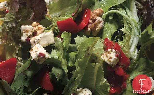Ensalada de Hierbas con Queso Feta, Pimientos Rojos Asados y Nueces Tostadas