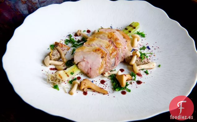 Pechuga De Faisán Cocida A Fuego Lento Con Puerros A La Plancha Y Mus En Escabeche