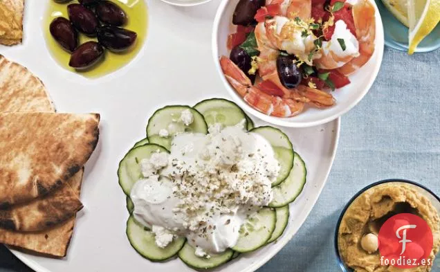 Plato de Meze con Hummus, Ensalada de Camarones y Ensalada de Pepino