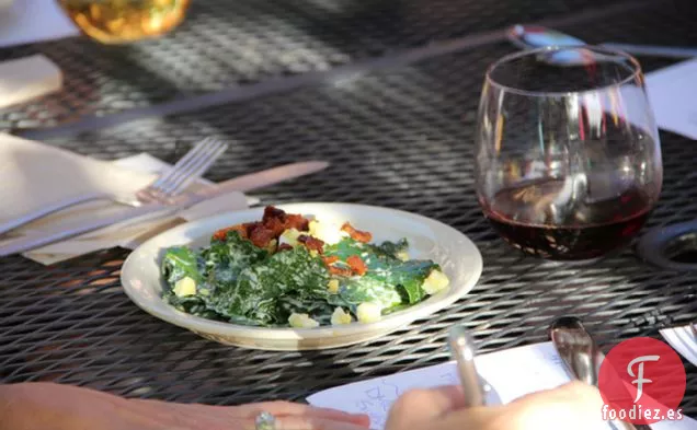 Ensalada De Col Rizada Cruda Con Tocino Y Huevo