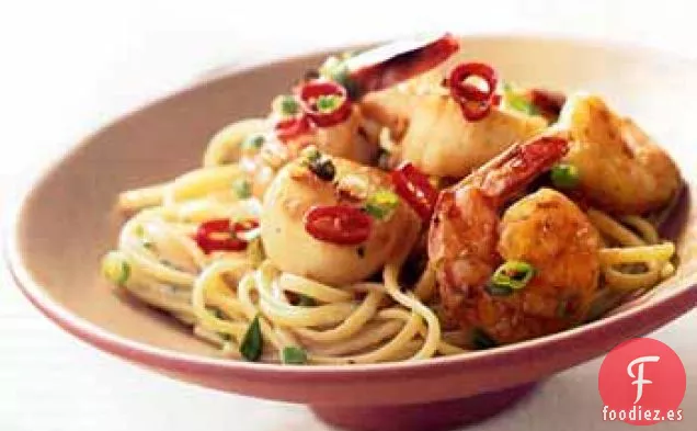 Linguini con Camarones y Vieiras en Salsa de Curry Verde Tailandés