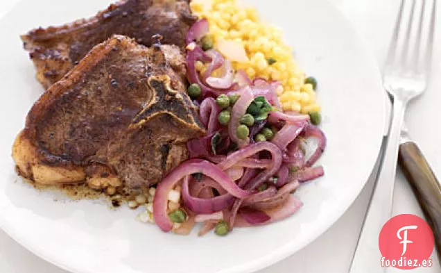 Chuletas de Cordero con Ensalada de Cebolla Roja Caramelizada