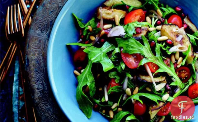 Ensalada de Rúcula con Berenjena Asada y Aderezo de Granada Dulce