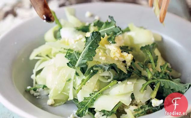 Ensalada de Tallo de Brócoli Afeitado con Lima y Cotija