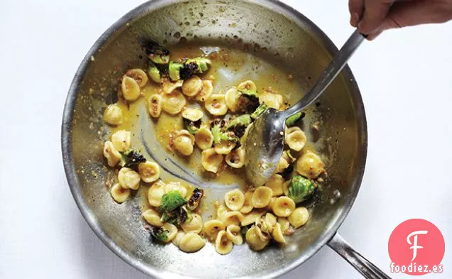 Orecchiette Carbonara con Coles de Bruselas Carbonizadas