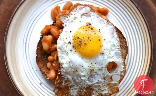 Frijoles Matutinos Rápidos y Huevos Fritos
