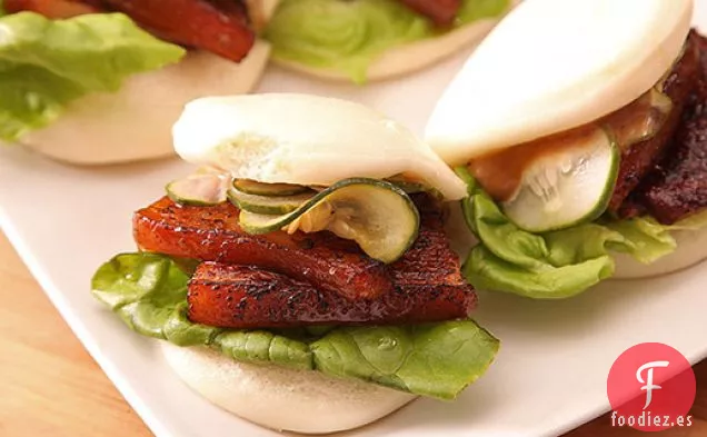 Bollos de Panceta de Cerdo Al Sous-Vide Con Mayonesa de Estofado de Cerdo y Pepinos en Escabeche Rápido