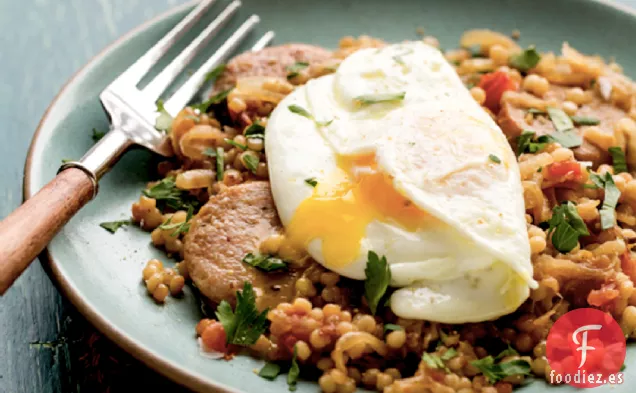 Cuscús Israelí Con Salchicha De Pollo Y Huevos Demasiado Fáciles