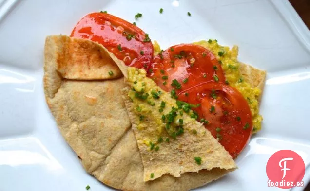 Pita de Huevo Revuelto y Tomate