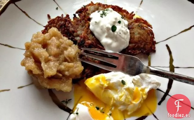 Tortitas de Patata Con Puré de Manzana de Tomillo Asado al Horno, Crema Agria y Huevos Escalfados