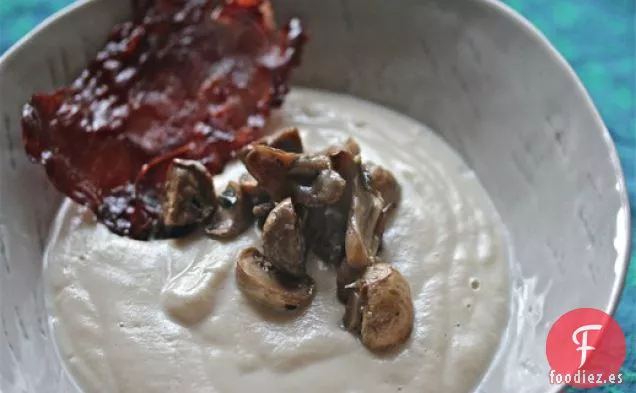Sopa de Coliflor Ahumada Con Setas Silvestres y Patatas Fritas de Jamón
