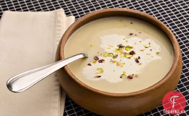 Sopa Cremosa de Raíz de Apio con Pistachos