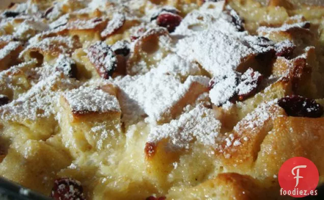 Budín de Pan de Chocolate Blanco con Arándanos Rojos