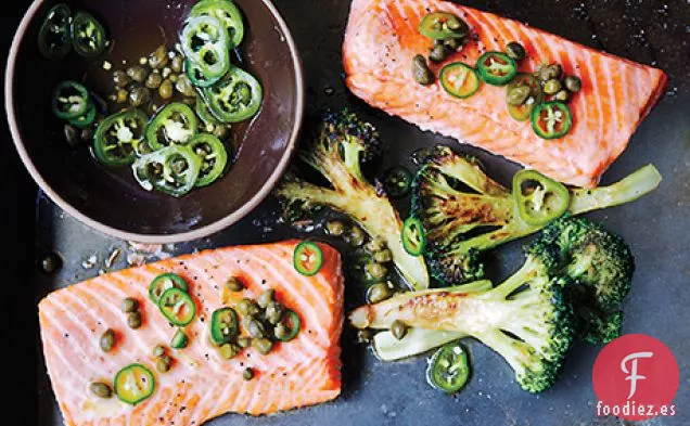 Salmón Asado y Brócoli con Vinagreta de Alcaparras de Chile