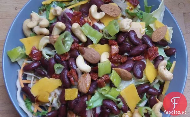 Ensalada Picante con Frijoles, Queso Cheddar y Nueces