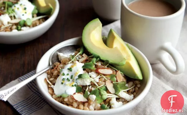 Tazón de Cebada de California con Salsa de Yogur a Limón