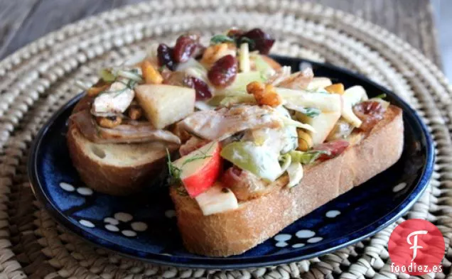 Ensalada Waldorf de Pavo con Hinojo, Uvas Asadas y Nueces Picantes