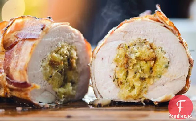 Pechuga De Pavo Envuelta En Tocino Con Relleno De Pan De Maíz